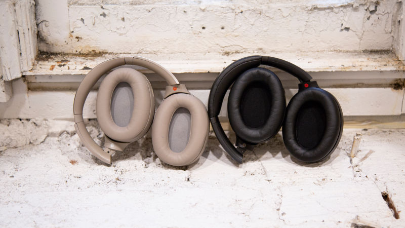 La segunda generación de los auriculares Sony a la izquierda, la nueva (y más cómoda) a la derecha.